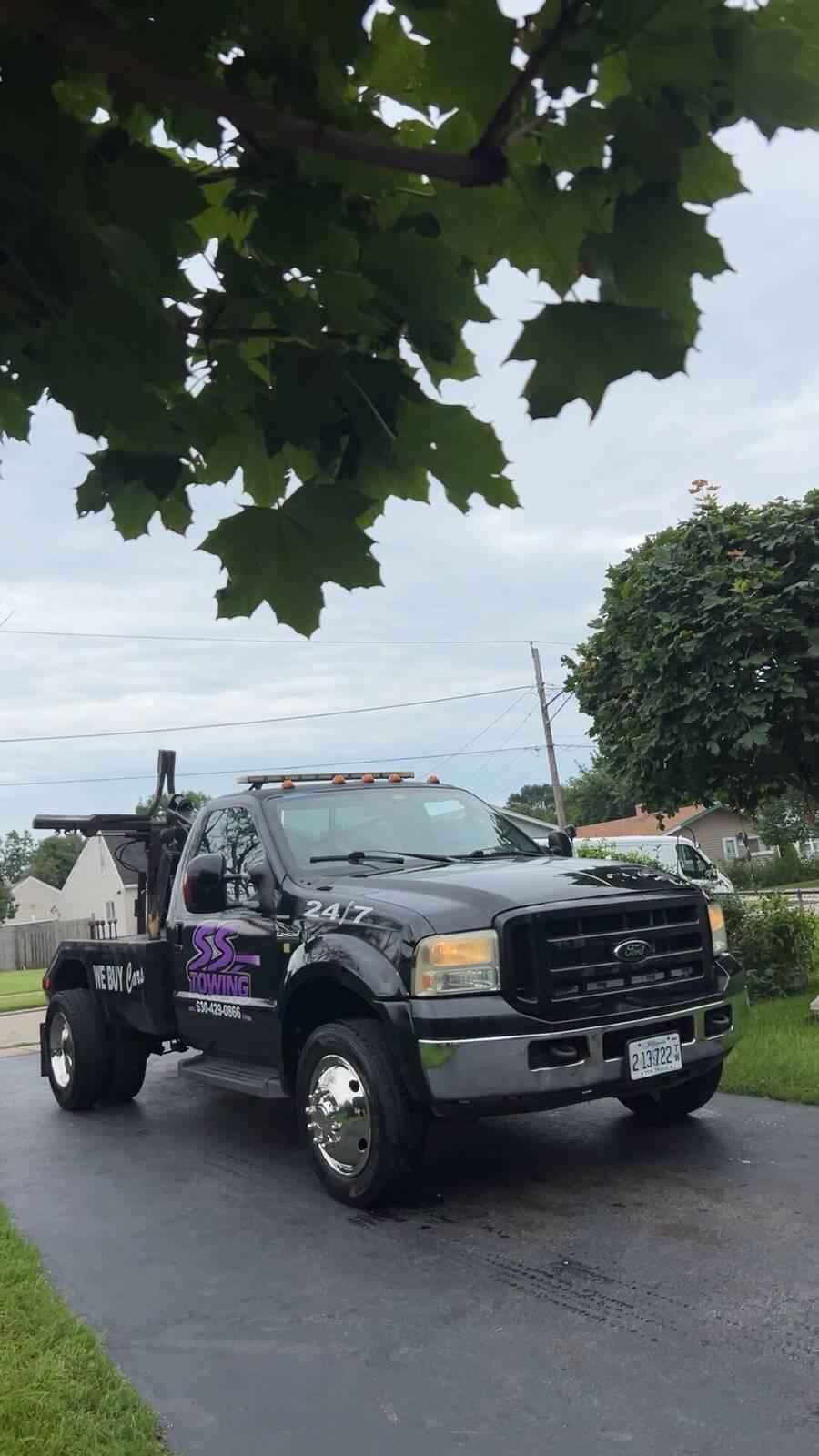SS Towing wrecker truck with 24/7 lettering